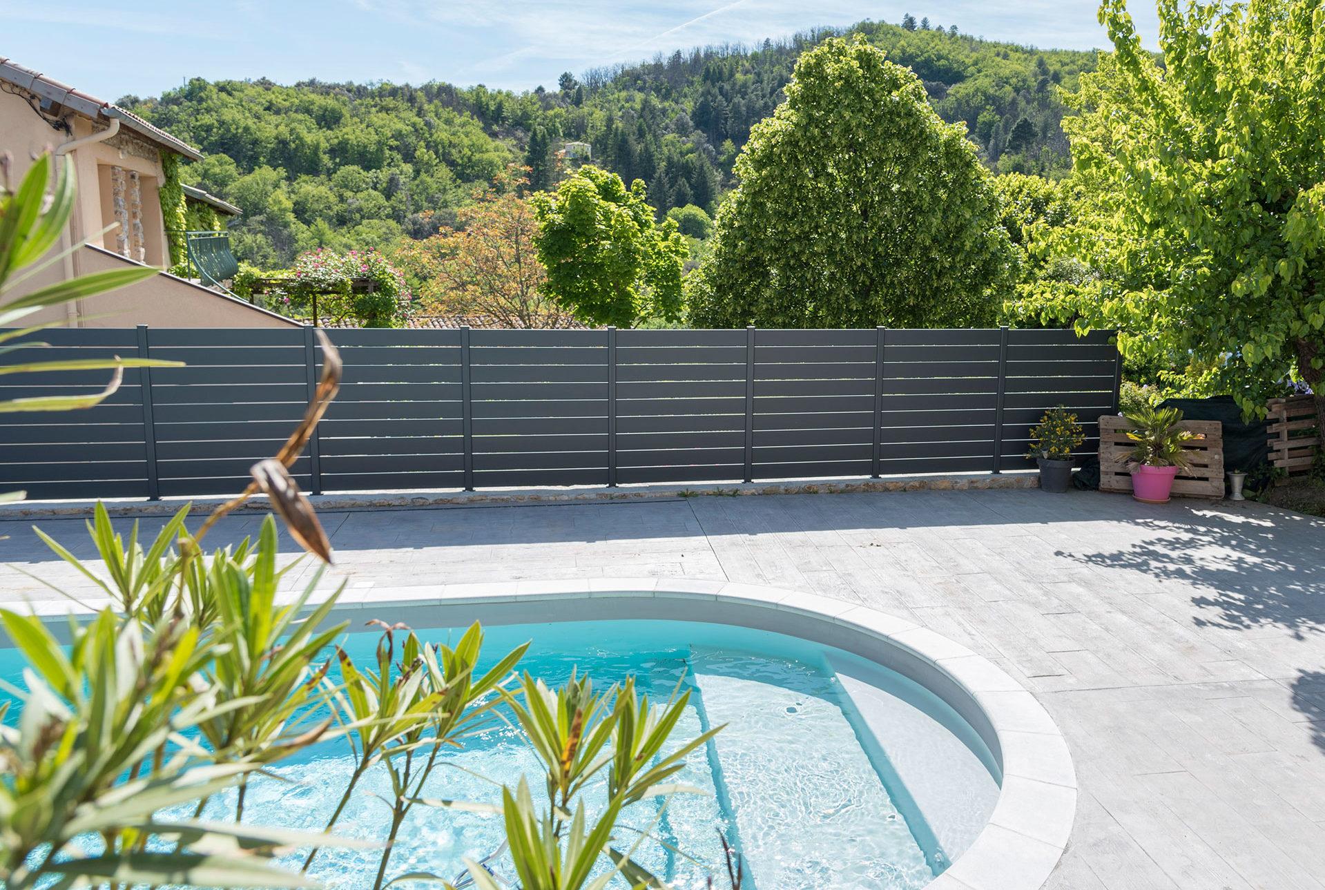 kostum_maez-aluminium_contemporain_cloture_ajouree_RAL_7016_gris_anthracite